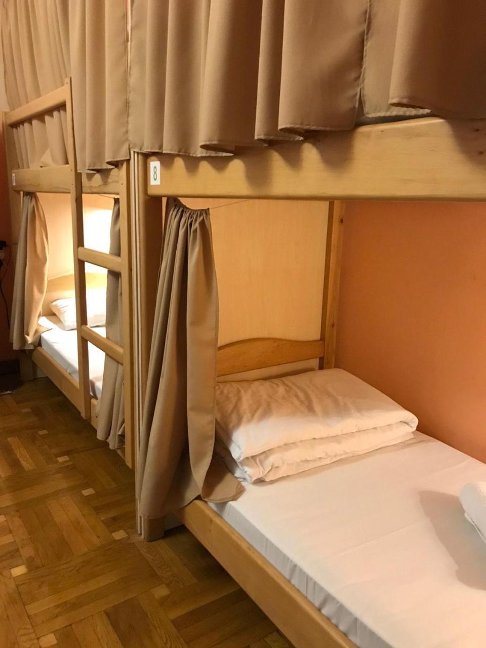 Pelican Guest House & Hostel Chernivtsi Exterior foto